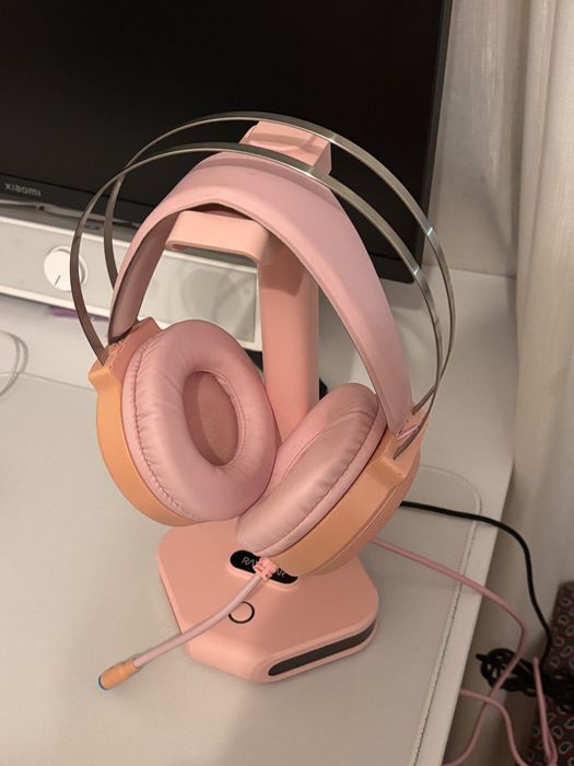 Подставка для наушников и наушники