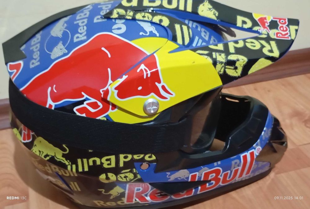 Каска Red Bull в комплект с очила