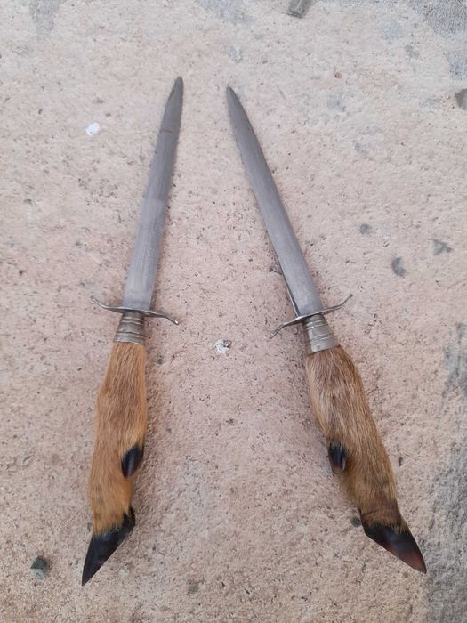 Колекция декоративни оръжия – пушка, арбалет, алебарда, мечове