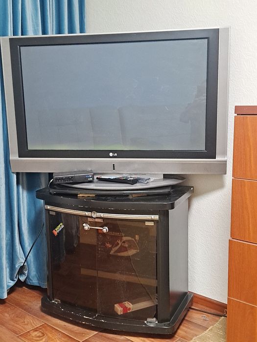 Телевизор LG жақсы көрсетеді,бұзылған.