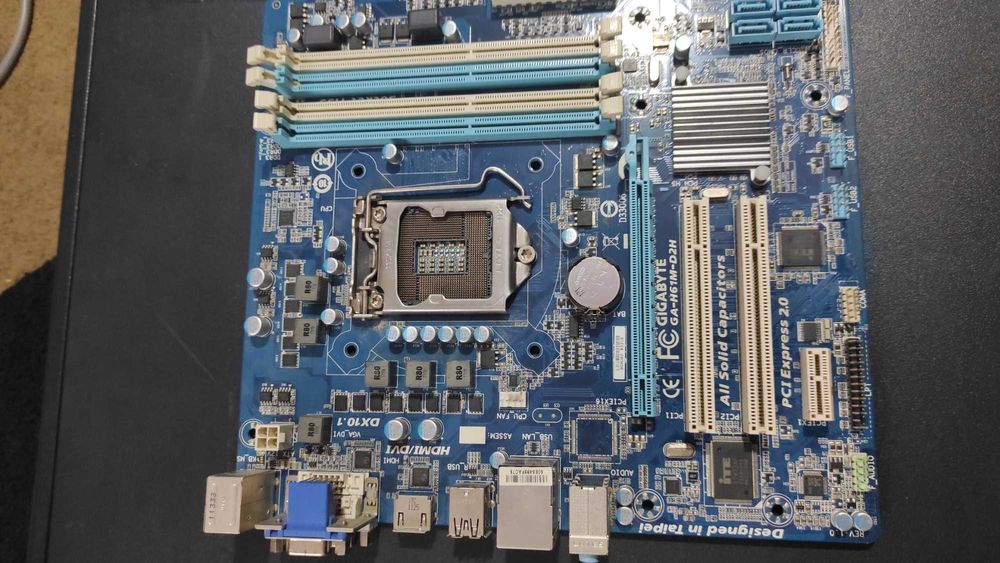 Placa de baza gigabyte ga-h61m-d2h