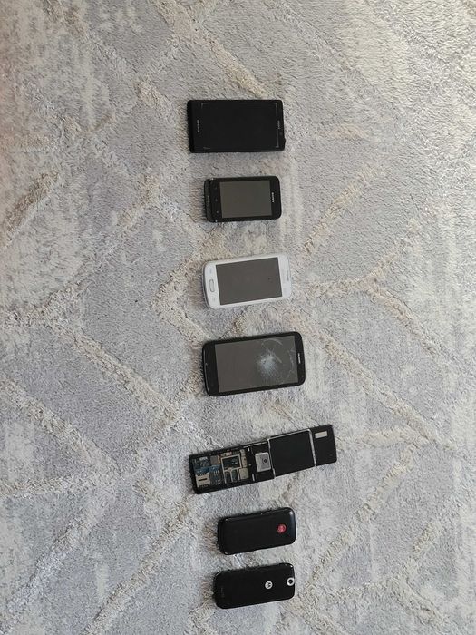 Продам телефоны.