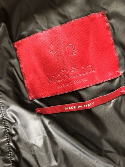 Vând geaca de dama Moncler Gamme Rouge