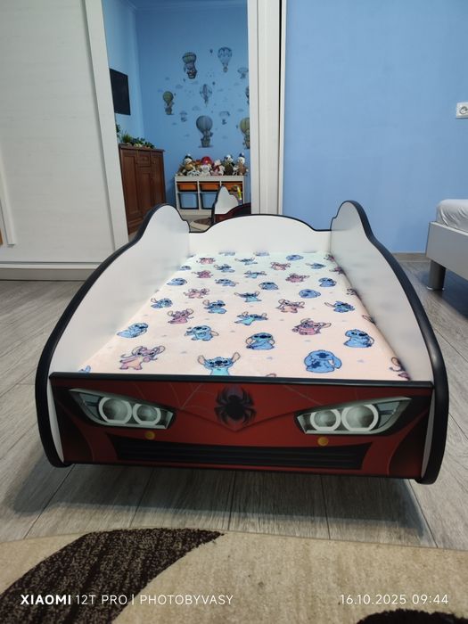 Vând pat mașină copiii