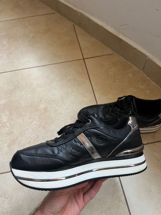 Vând adidași Guess pentru femei