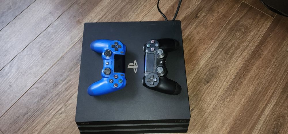 PlayStation 4 Pro,1TB memorie și două manete