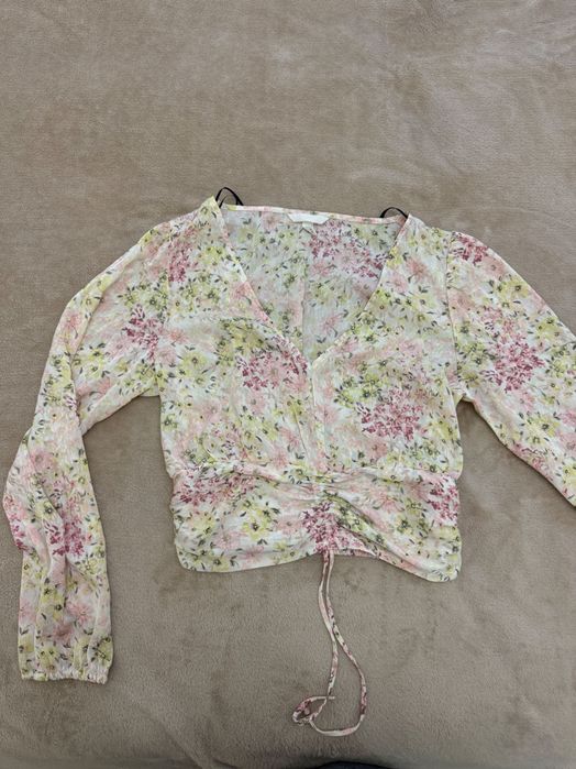 Нежна блуза с цветен принт