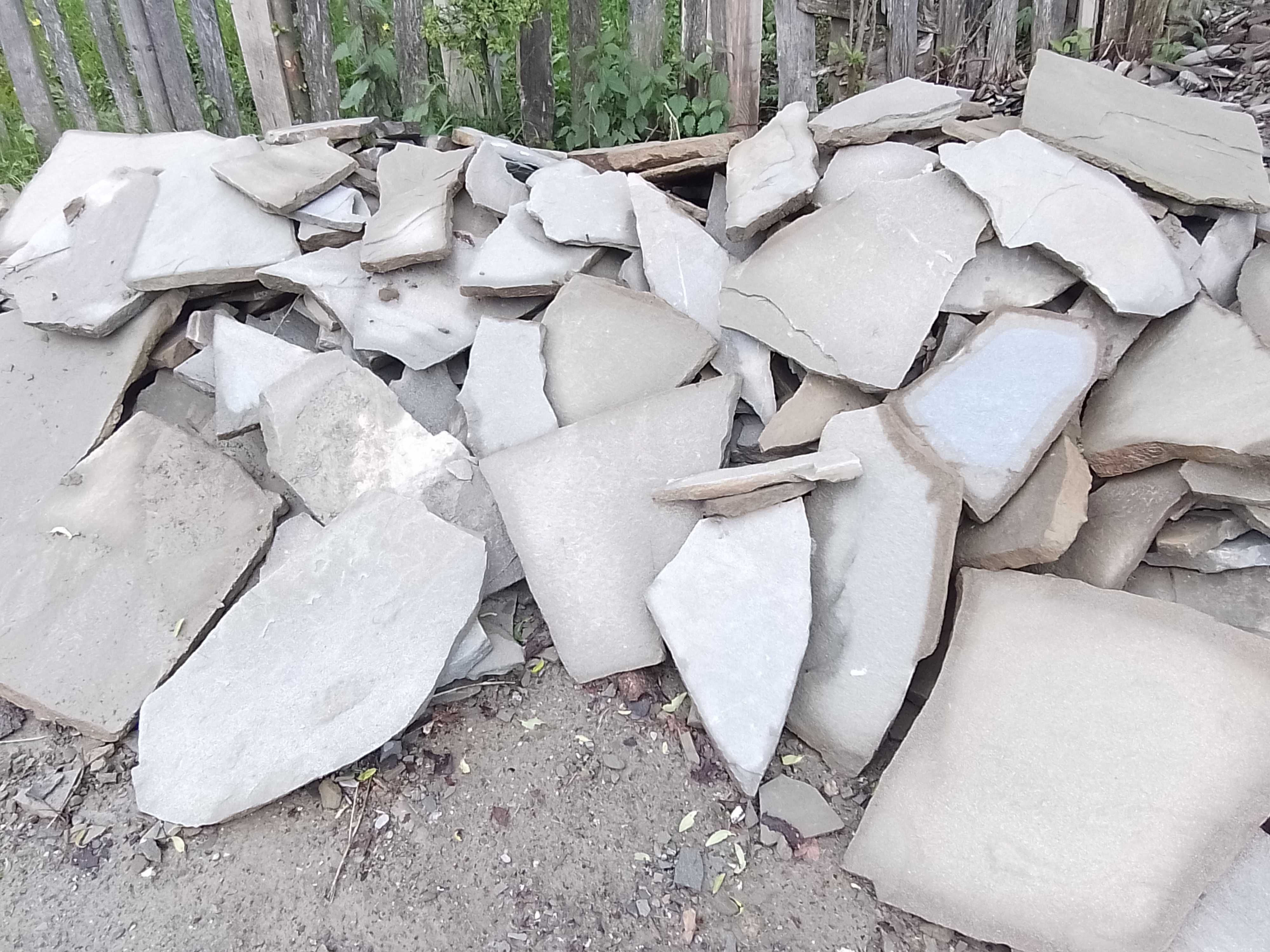 Vând și montez piatra naturala de stâncă