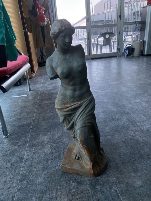 Статуя жена без ръце