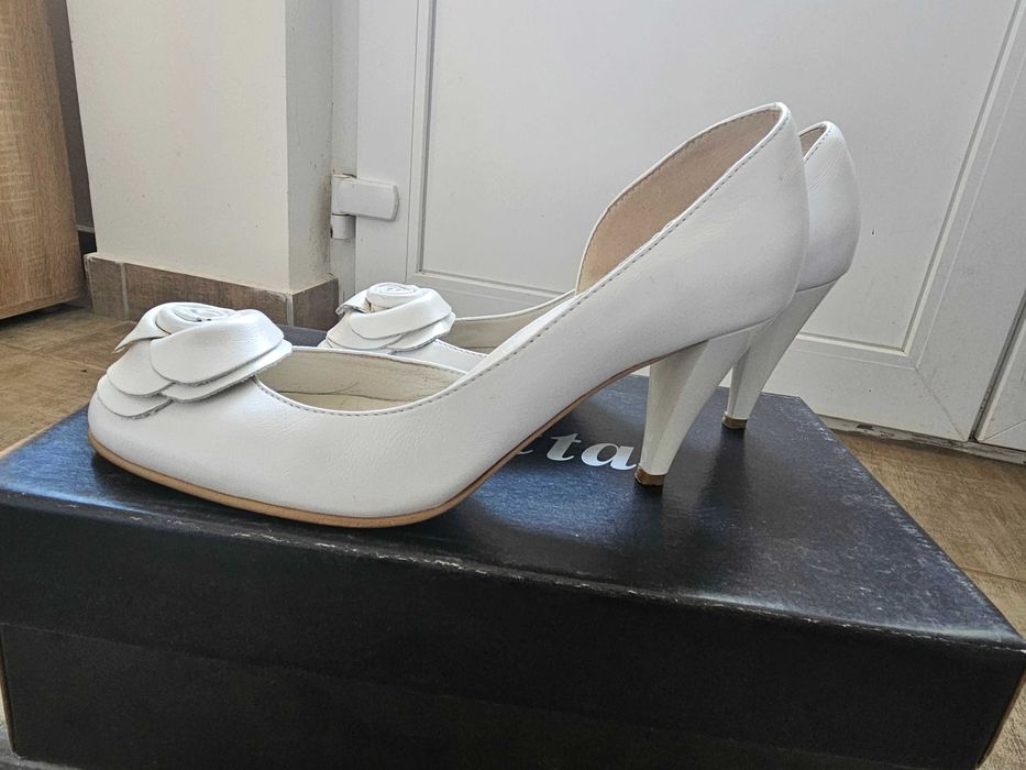 Pantofi piele naturală.