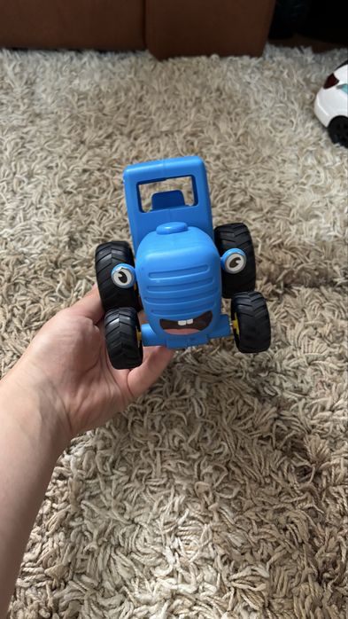 Продам игрушку синий трактор