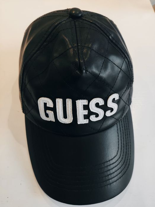 Оригинална шапка на Guess