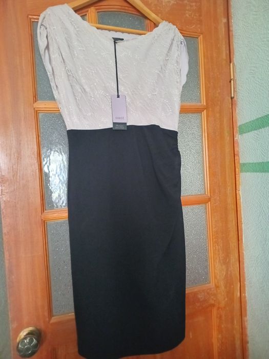 Платье очень красивое.