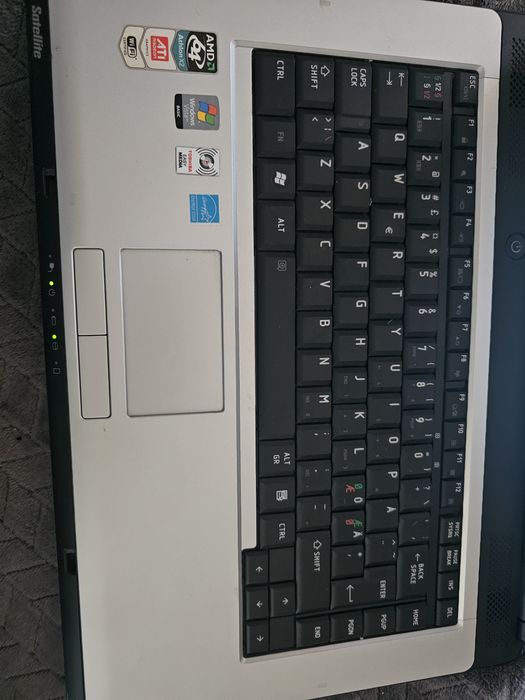 Vând laptop toshiba Satellite L300D
