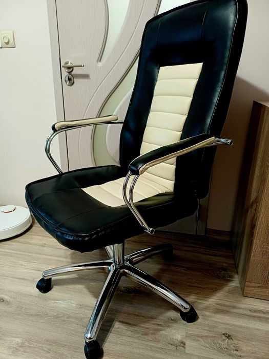 Кожен офис стол.