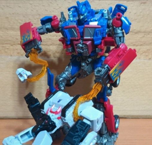 Vănd armele pentru figurinea Studio Series Optimus Prime