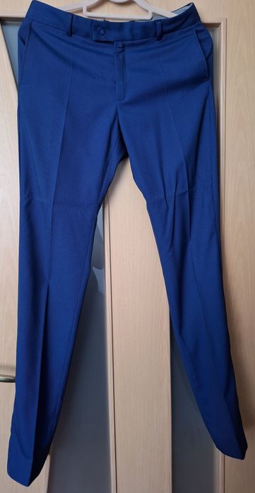 Vând costum bărbătesc
