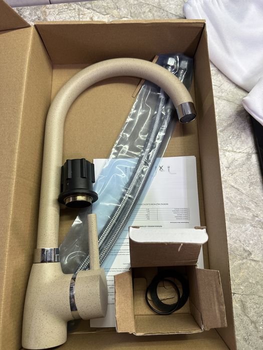 Смесител бежов-чисто нов цял комплект