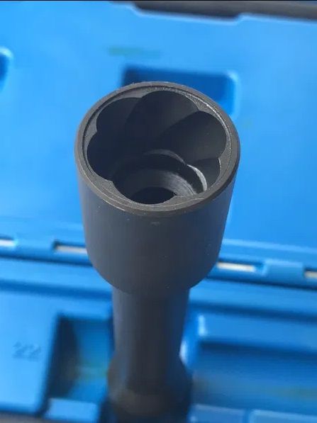 Комплект вложки - екстрактор за развалени гайки на автомобилни джанти