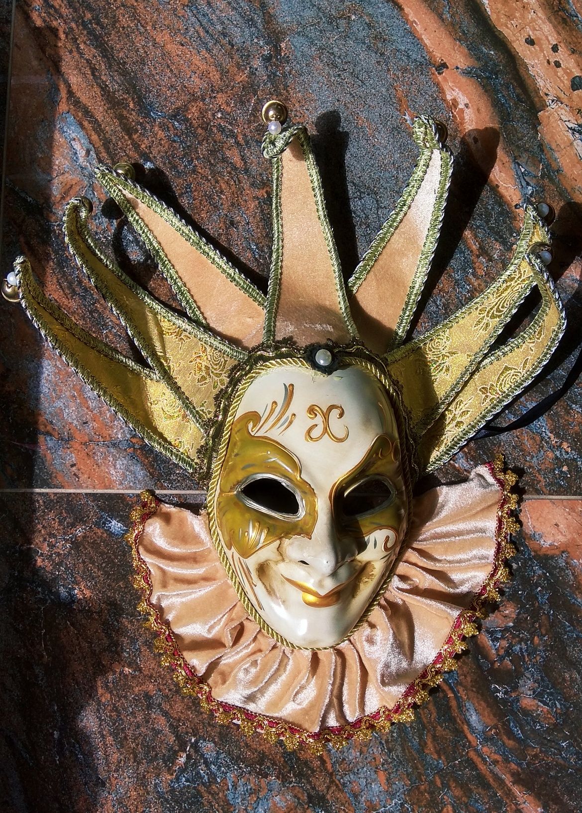 Венециански маски ръчно изработени и оцветени .