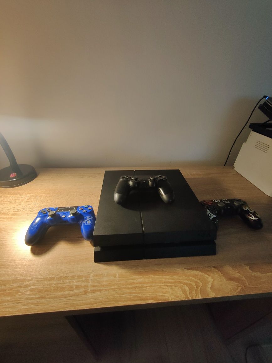 PS4 slim 1TB plus jocuri și 3 manete