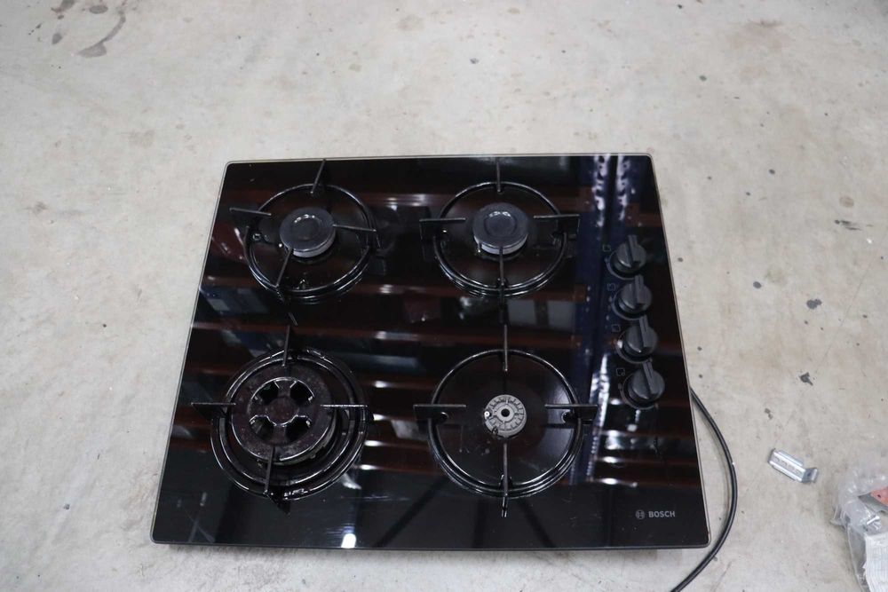 Вграден газов котлон Bosch POH6B6B10I, 4 горелки, стъкло, черен, 3300W