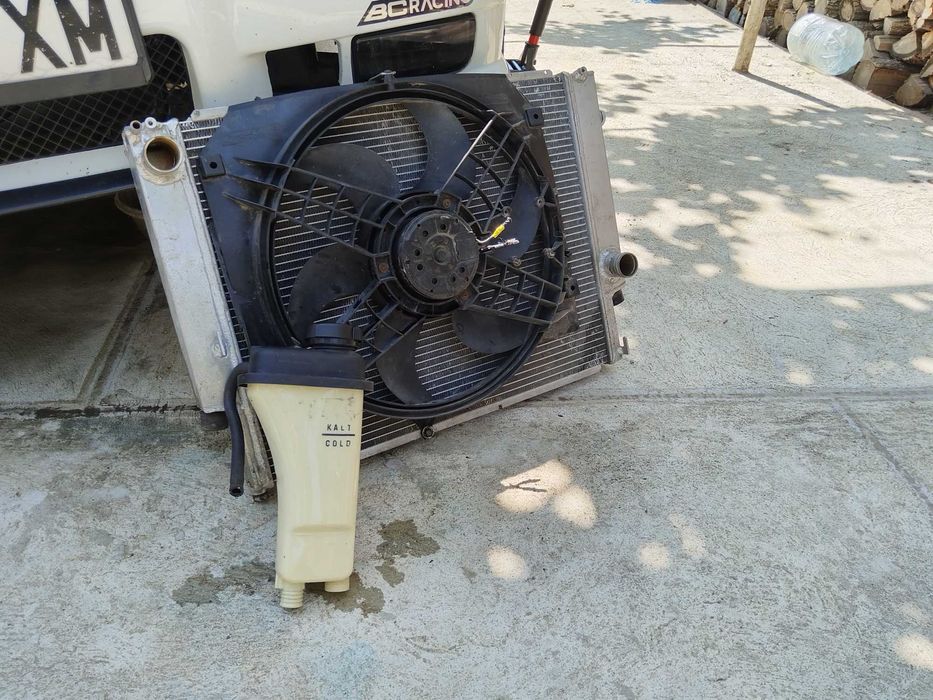 Продавам алуминиев радиатор за бмв е36