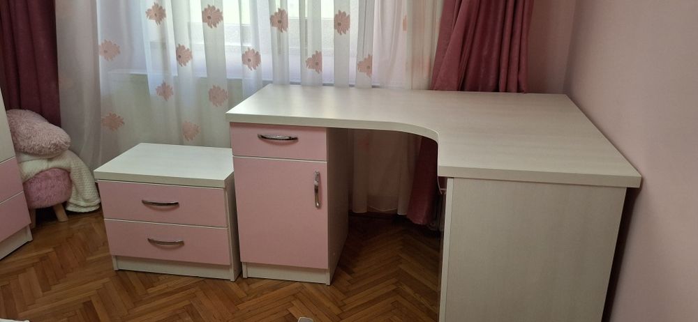 Birou fetite din material rezistent