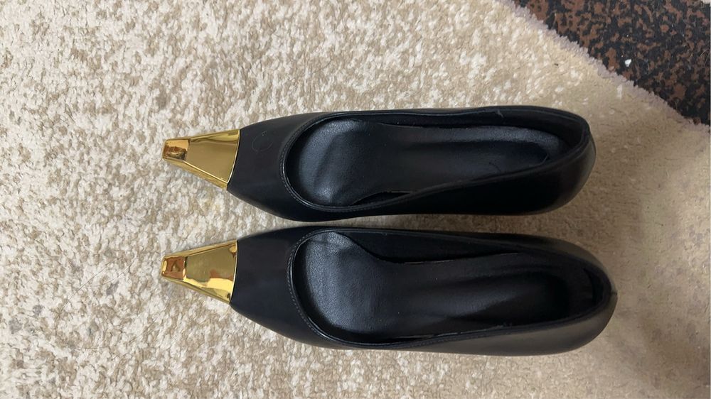 Продам туфли с золотым носком