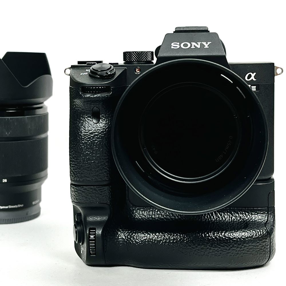 SONY A7III с грип, обективи и гаранция