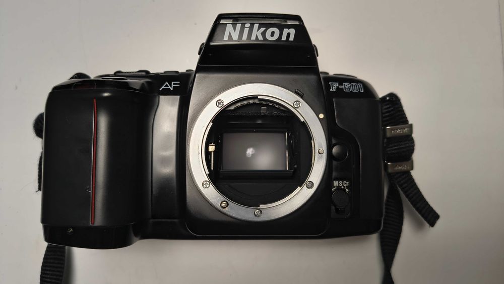Aparat foto vechi  pe film 35  SLR Nikon F-601 body mount F