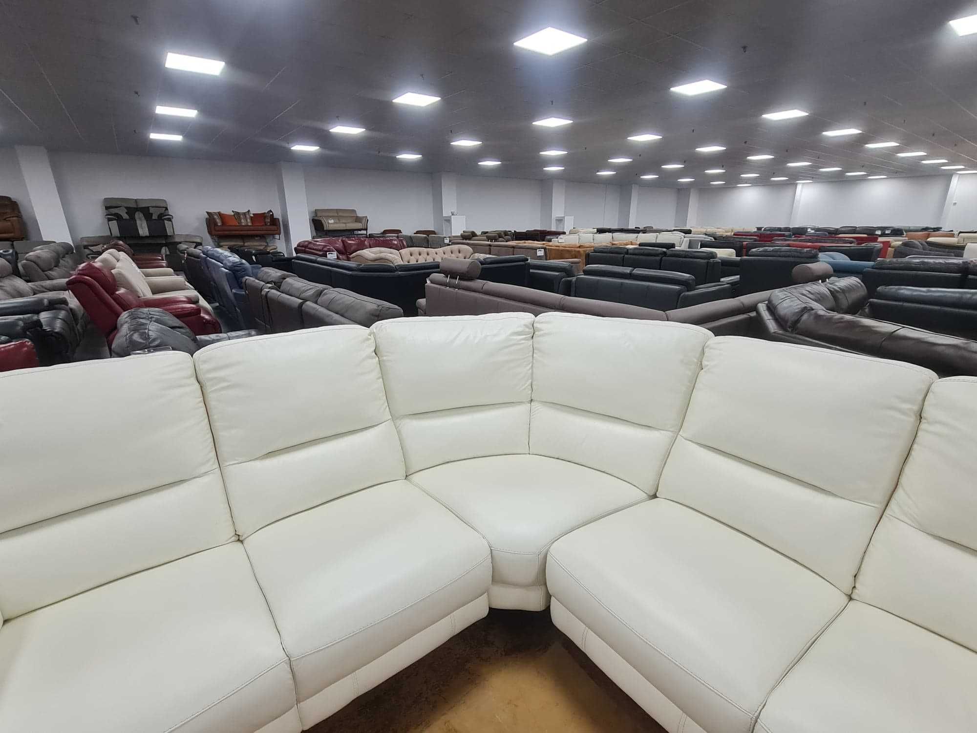 Светло кремав кожен ъглов диван с ел. релакс механизъм