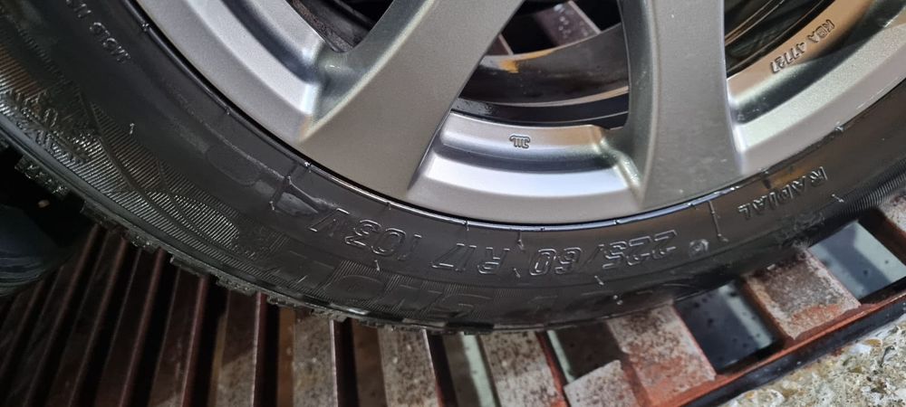 Anvelope iarnă 225 60 R17 și jante în stare excelentă + anvelope vară