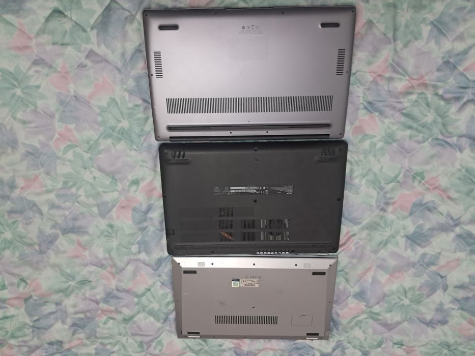 Vind trei laptop la un preț  convenabil