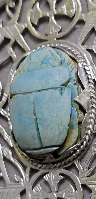 Medalion egiptean antic din argint cu scarabeu si Hieroglife, ArtDeco