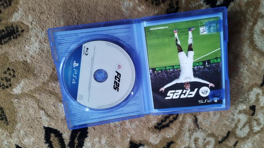 Vând PS 4 pro +FC 25 și 4 manete