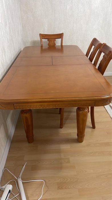 Стол большой в гостиную