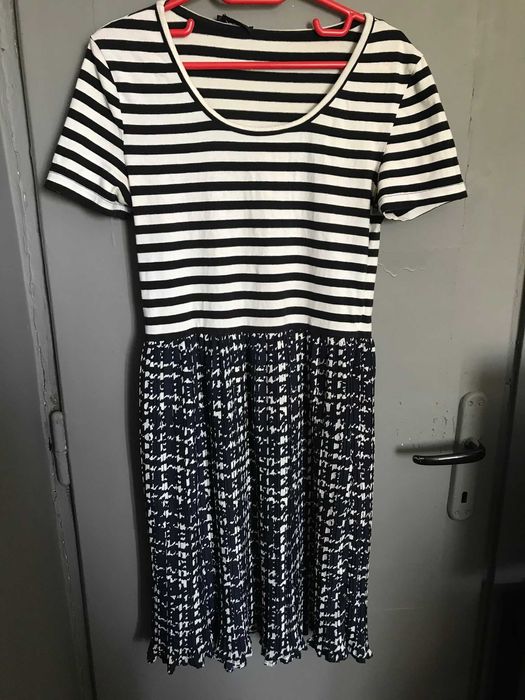 Rochie in dungi cu maneca scurta