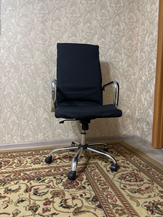Офисное кресло черного цвета
