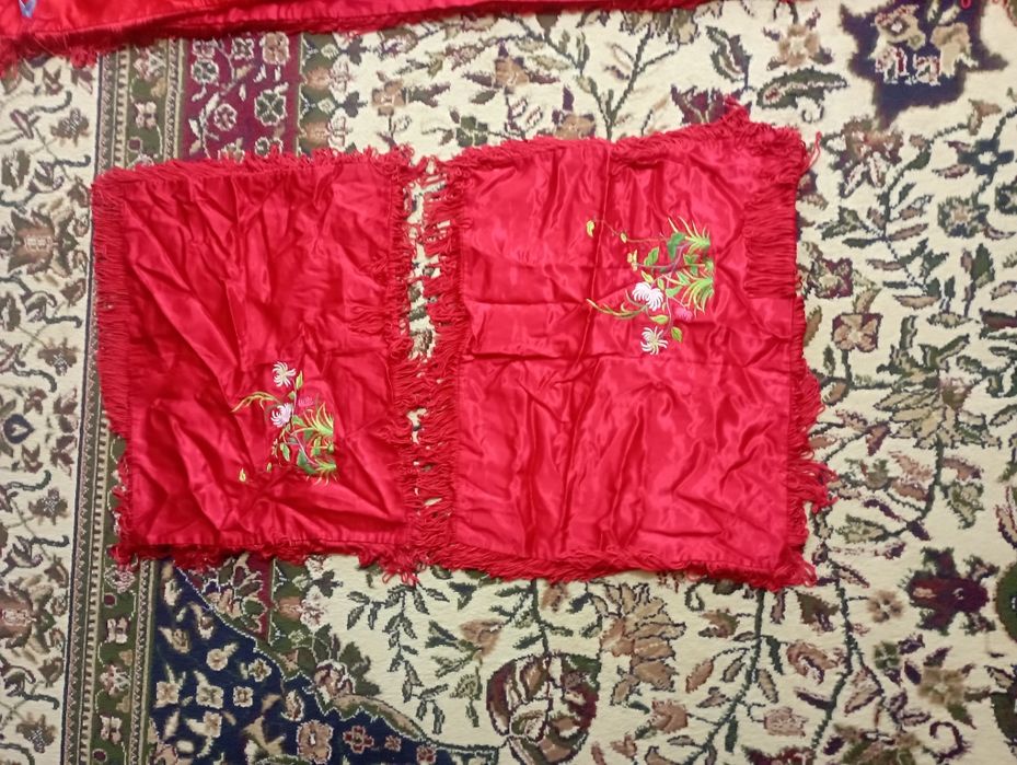 Продаются 2 шелковых покрывала с 2мя наволочками  с вышивкой новые