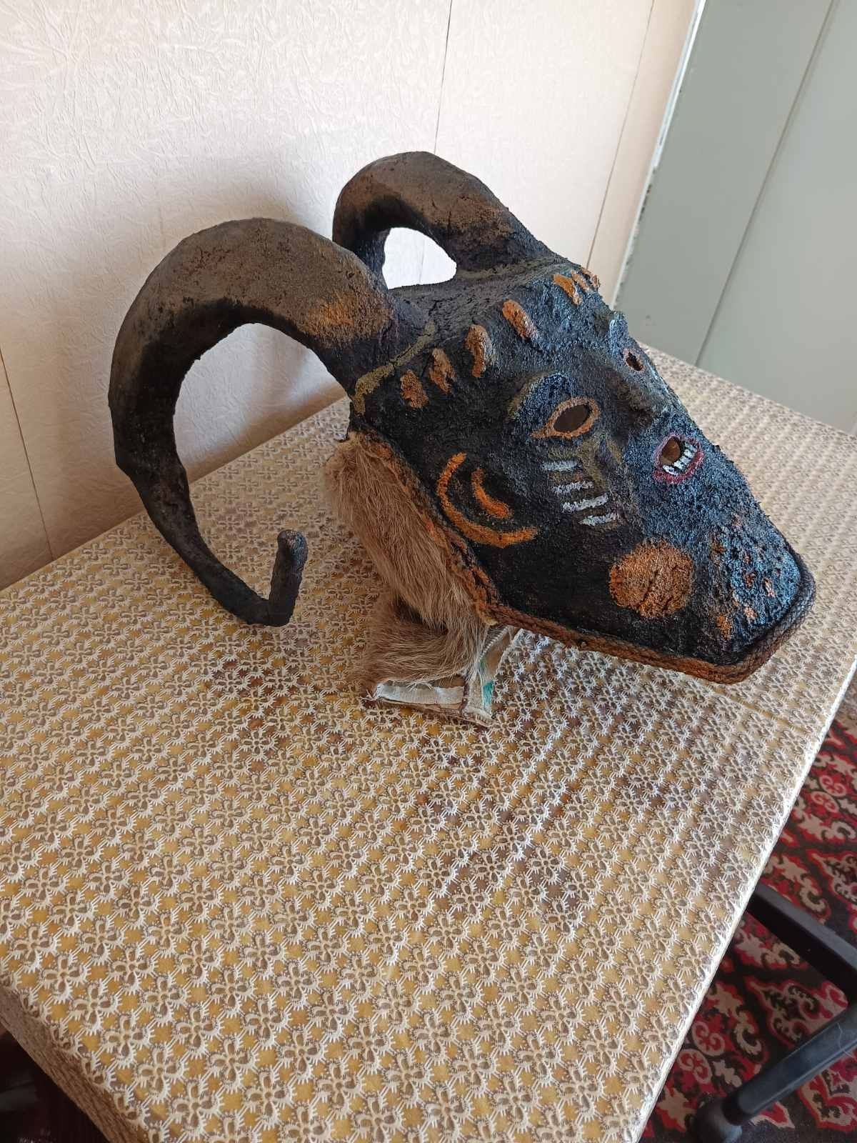 Продавам кукерска маска