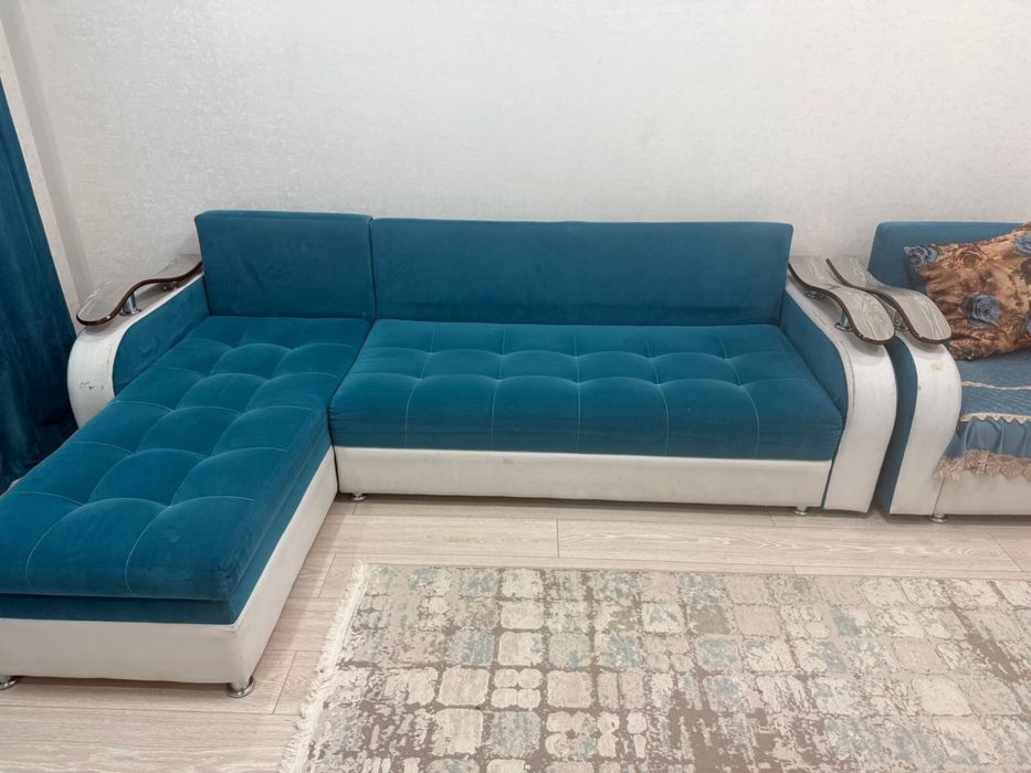 Диван вместе кресло идет для зала.