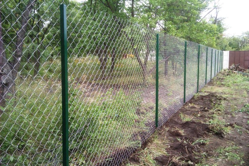 Изграждане на огради с метални тръби и поцинкована оградна мрежа