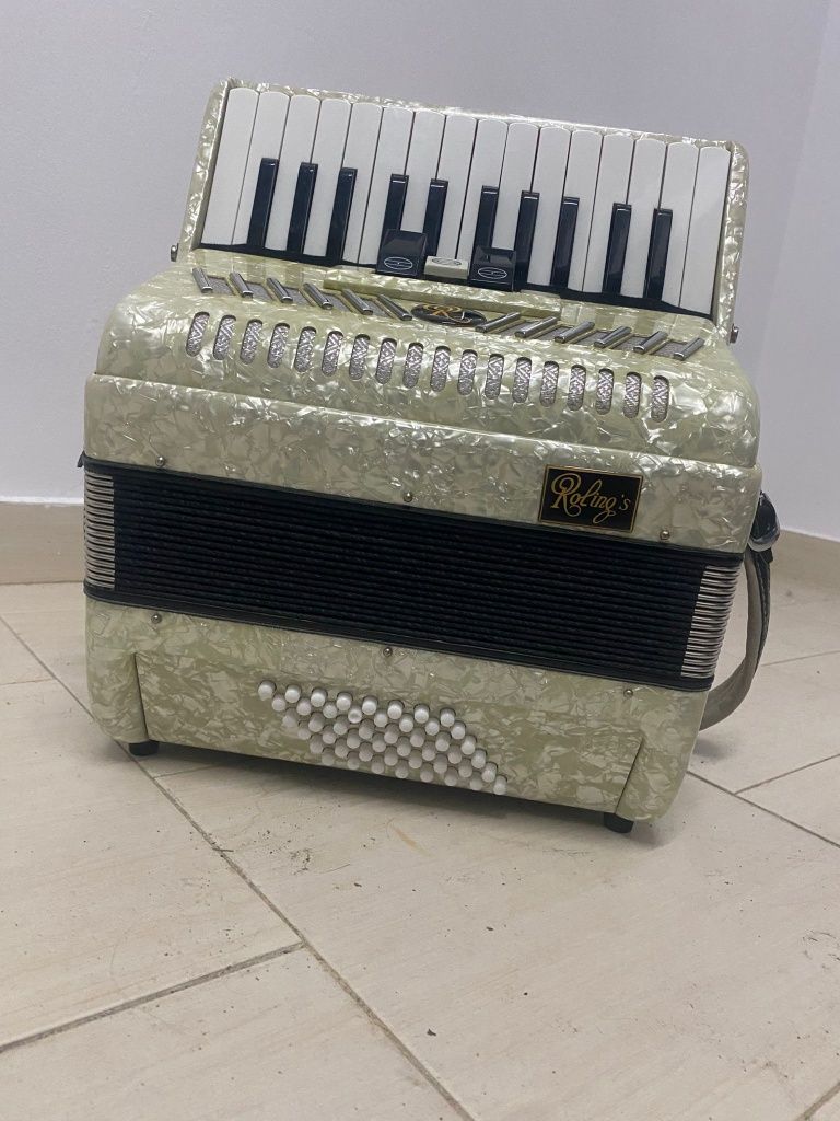 Vând acordeon 48 basii