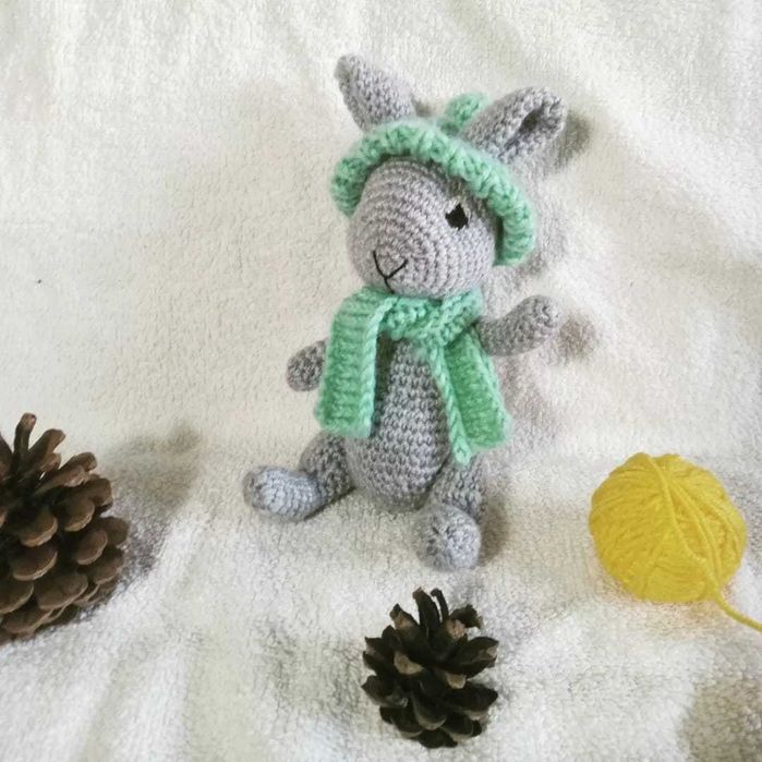 Вязаная игрушка "Зайчик"