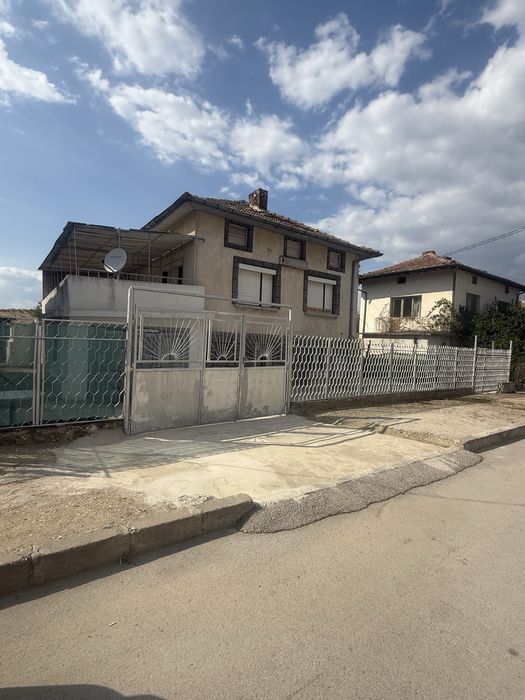 Къща в село склаве