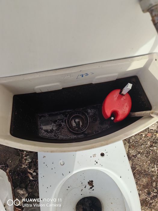 Унитазы фарфор 2 шт