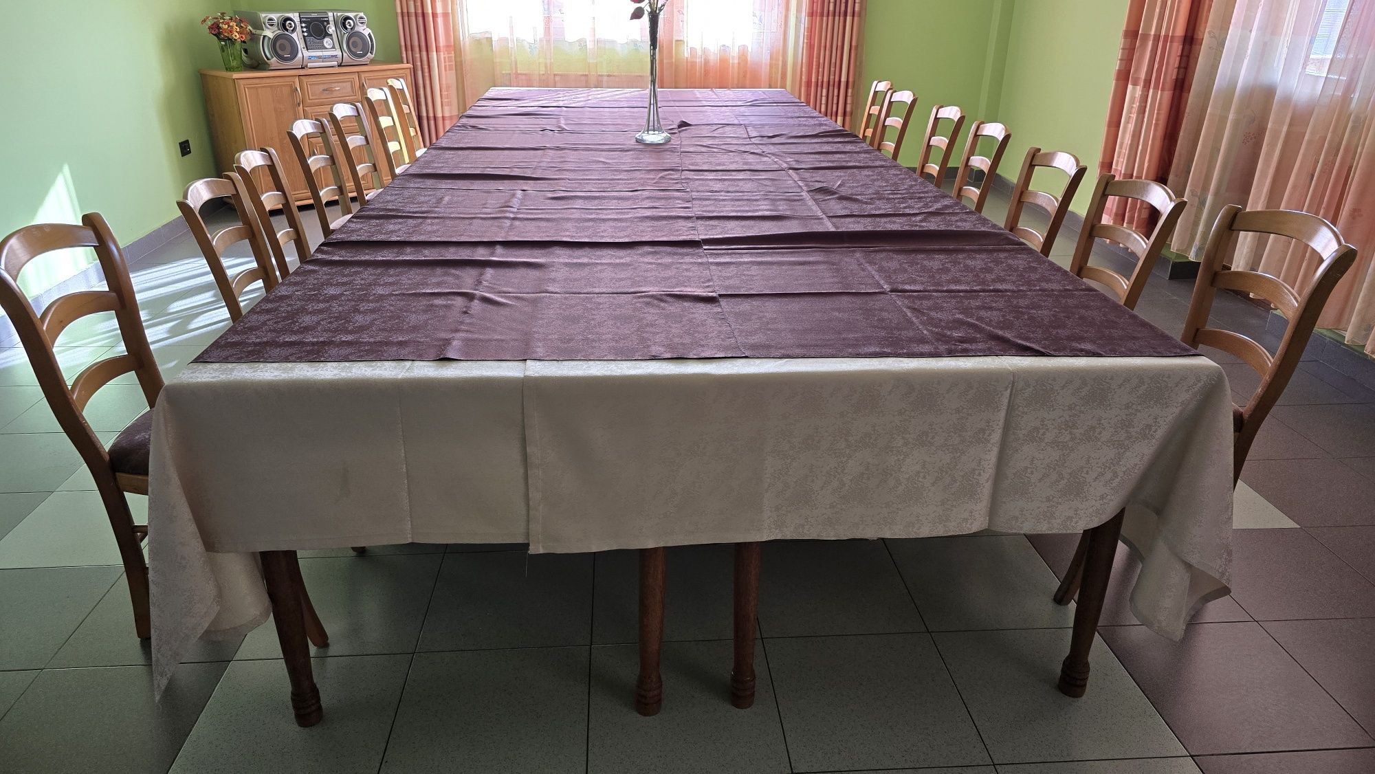 Scaune si mese din lemn.