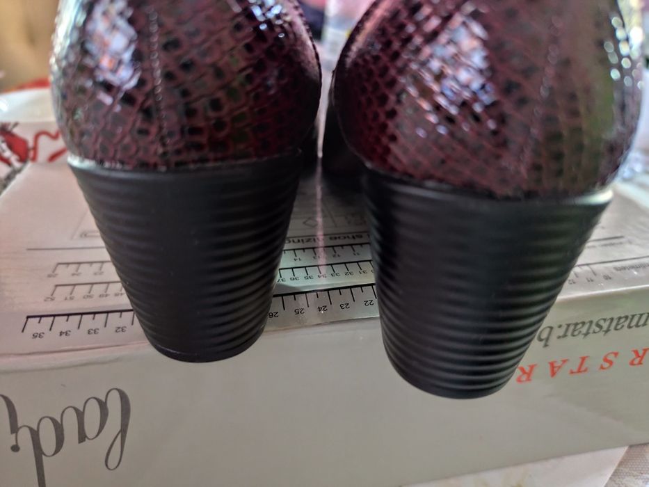 Дамски обувки във вишнав цвят пролетни