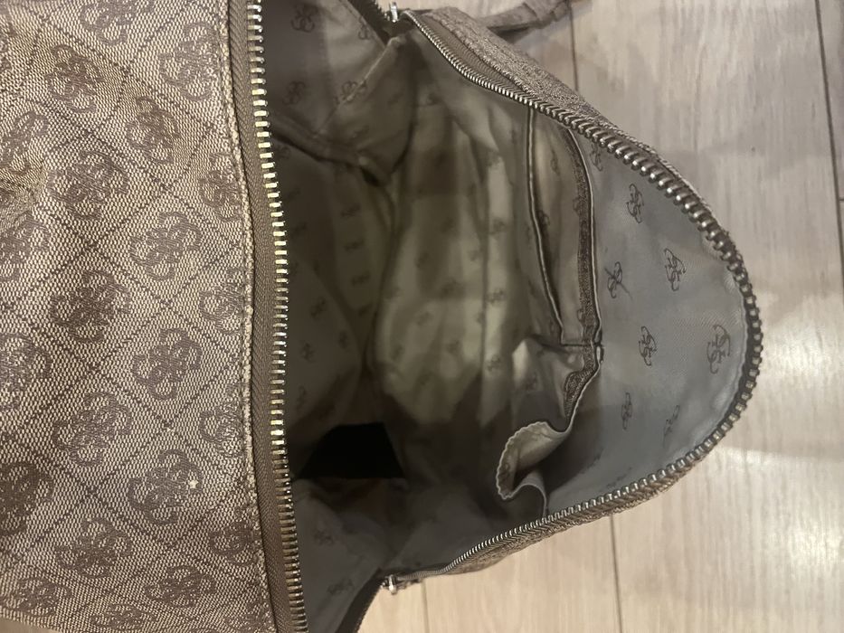 Ghiozdan Guess intr o stare extrem de buna